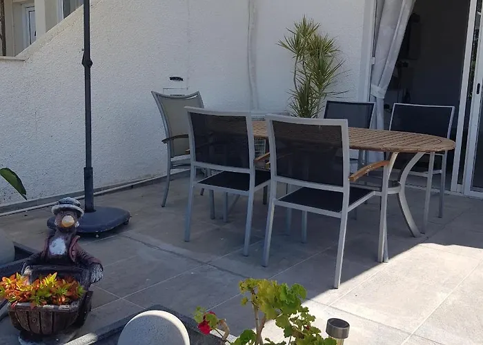 Peaceful Townhouse With Private Pool Near The Sea
